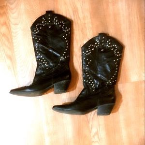 Reba McEntire black leather cowgirl boots